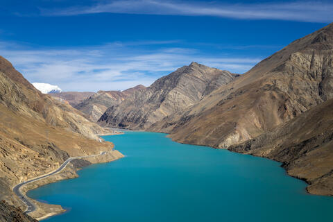 Yamzho Yumco Lake