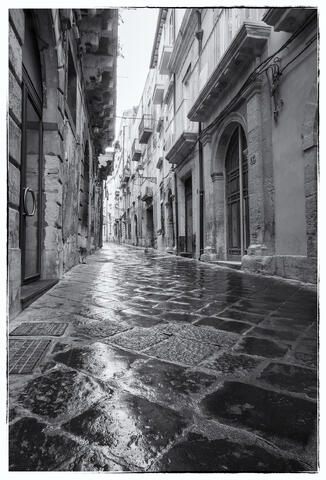 Siracusa Alley's Whispers