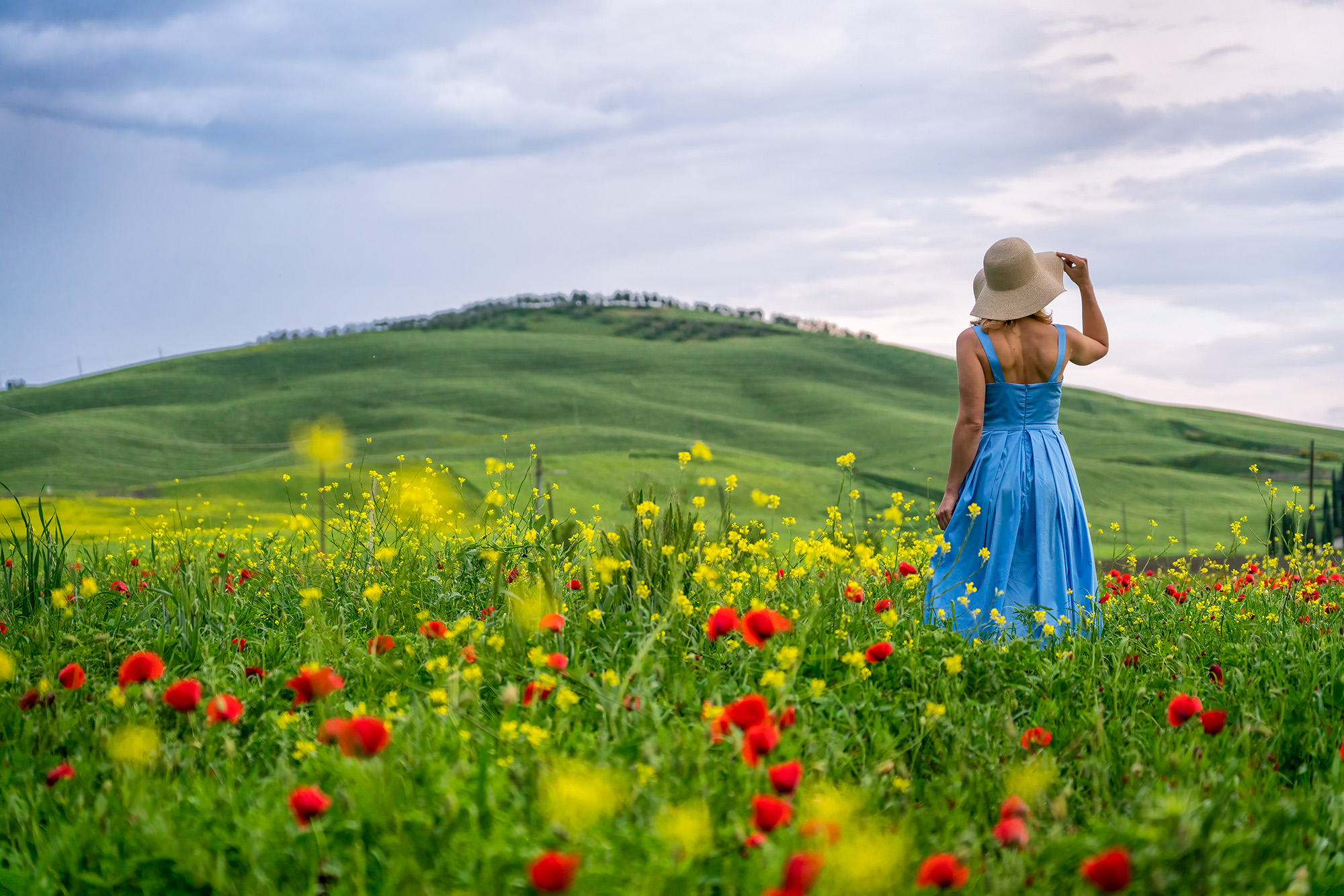 In the enchanting springtime of Tuscany, Maria graciously became our stunning model, posing amidst a breathtaking field of poppies...